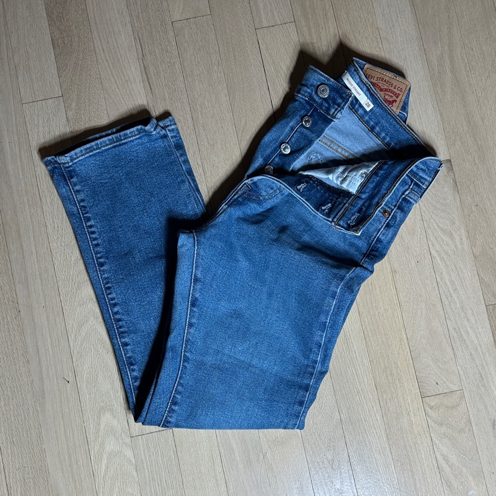 Levi’s Wedgie Straight Leg Jeans Size 28